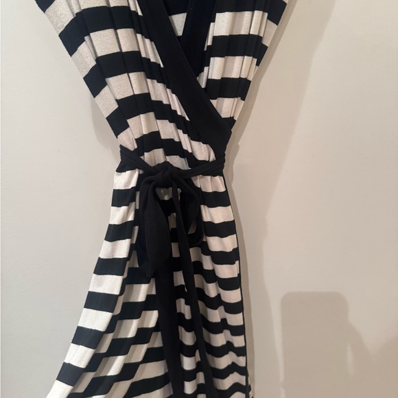 Liz Lange Black and Cream Striped Dress.
Vintage now! Size 3 Maternity = M/L - Picture 11 of 13